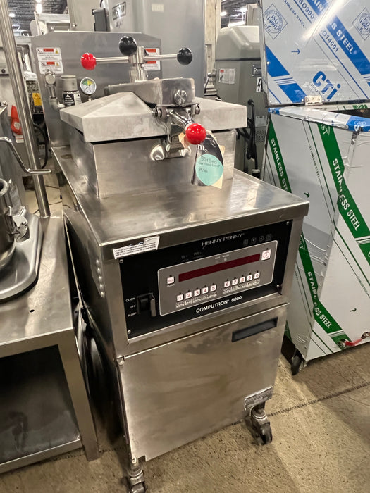 Henny Penny PFG600.18 43 lb Liquid Propane Gas Pressure Chicken Fryer -  80,000 BTU